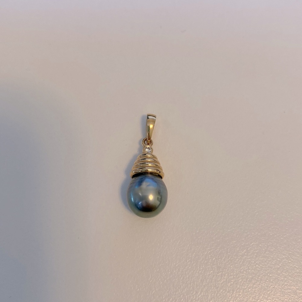 14k gold Tahitian pearl pendant